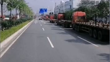 海运价格连跌23周，，，，，，，大量空箱堆积港口！集装箱物流司机提前回老家过年