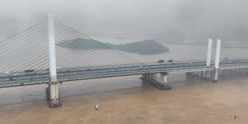 广东佛山九江大桥防撞墩受船舶擦碰，，，，，，，，船只沉没